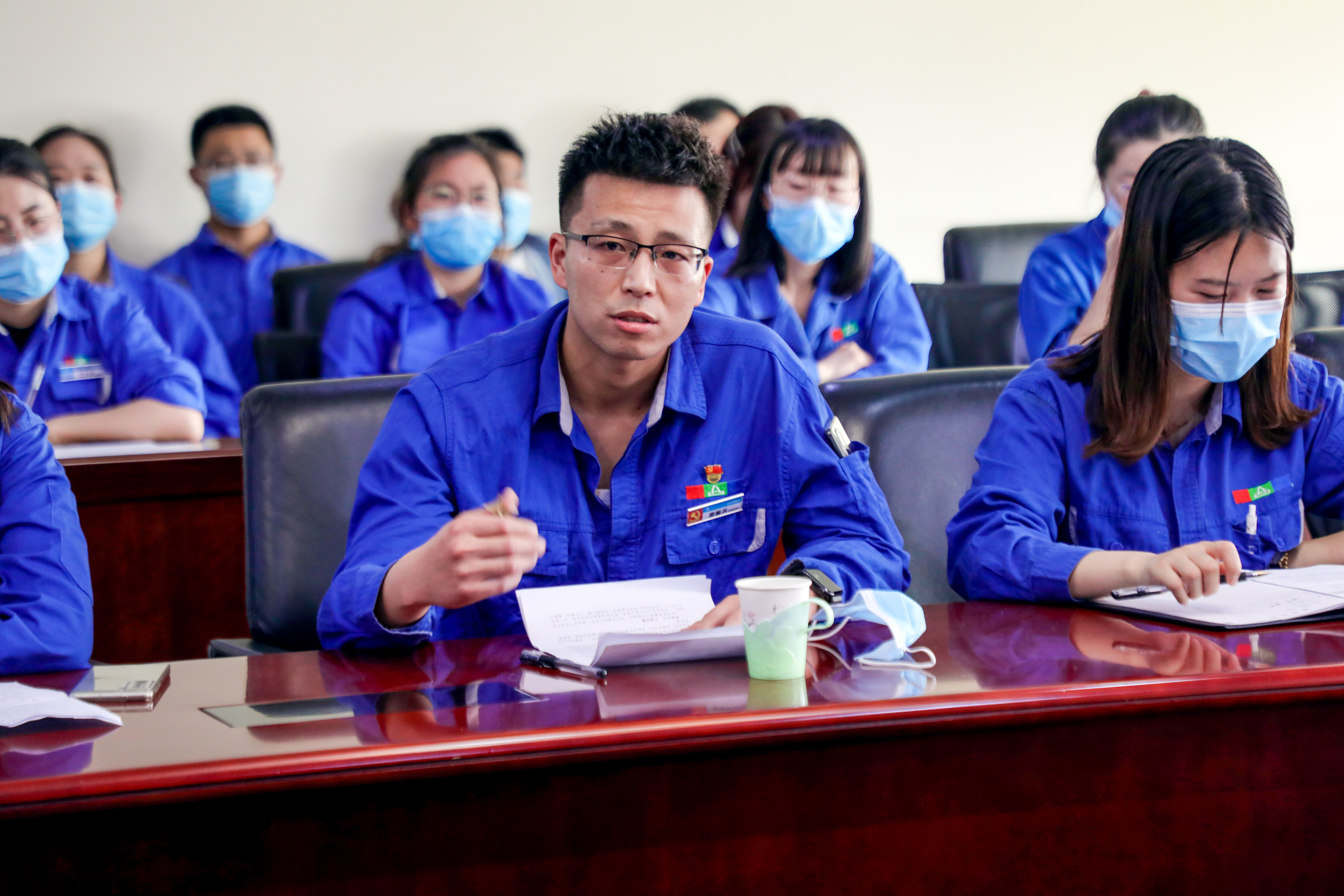 青春賽道 奮斗有光｜安彩高科開(kāi)展青年員工座談會(huì)