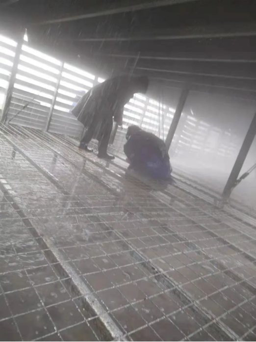 涉水搶修 筑牢屏障——光伏新材料搶修疏通循環(huán)水冷卻塔進水管道紀(jì)實