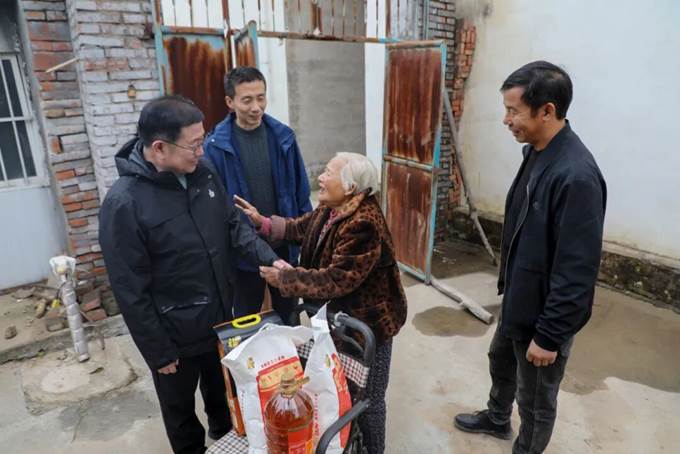 安彩高科到“第一書記”駐村點開展重陽節慰問活動